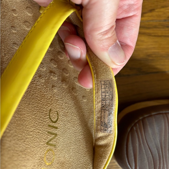 Like new Vionic Bella II yellow sandal flip flop size 7 - Picture 5 of 6